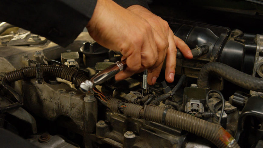 do you need to unplug the battery before changing spark plugs 